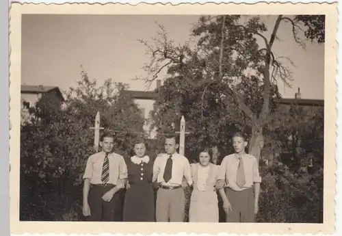 (F18608) Orig. Foto Personen im Garten 1939