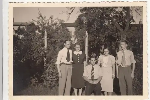 (F18606) Orig. Foto Personen im Garten 1939