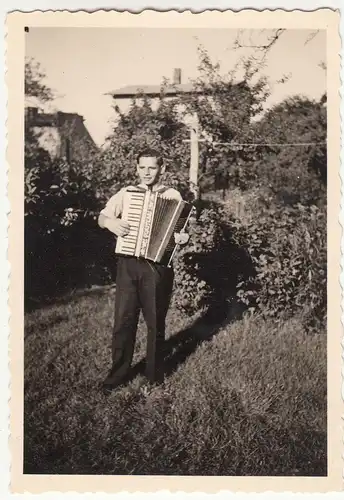 (F18605) Orig. Foto Mann mit Akkordeon im Freien 1939
