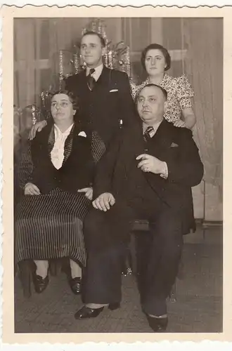 (F18603) Orig. Foto Personen im Wohnzimmer, Weihnachten 1938