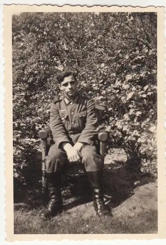 (F18600) Orig. Foto deutscher Soldat sitzt im Freien 1939