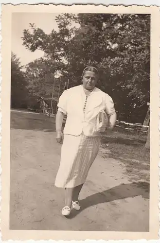 (F18594) Orig. Foto Frau mit Tasche beim Wolgastsee 1939