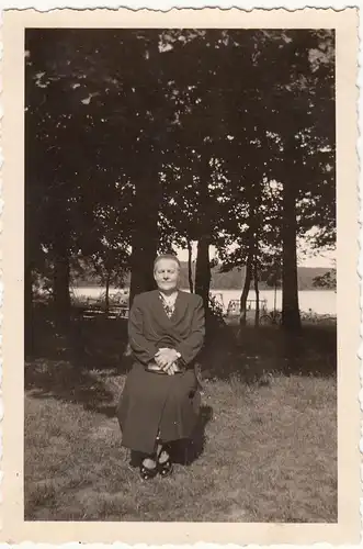 (F18591) Orig. Foto Heringsdorf, Frau mit Tasche sitzt im Freien 1939