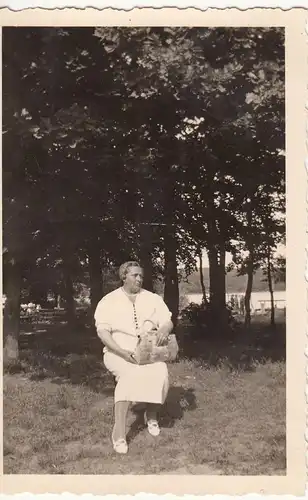 (F18589) Orig. Foto Heringsdorf, Frau mit Tasche sitzt im Freien 1939