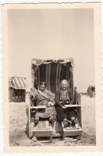 (F18585) Orig. Foto Heringsdorf, Frauen sitzen im Strandkorb 1939