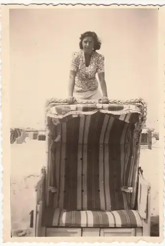 (F18584) Orig. Foto Heringsdorf, Frau auf einem Strandkorb 1939