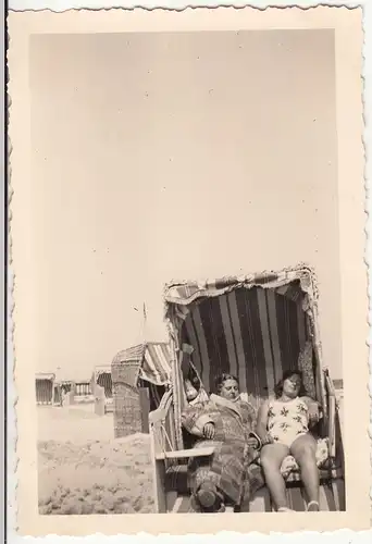 (F18583) Orig. Foto Heringsdorf, Frauen sitzen im Strandkorb 1939
