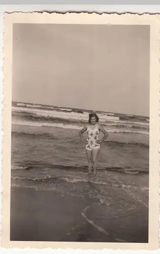 (F18581) Orig. Foto Heringsdorf, Frau im flachen Wasser 1939