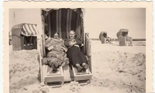 (F18579) Orig. Foto Heringsdorf, Personen sitzen im Strandkorb 1939