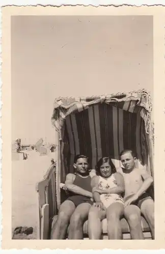 (F18577) Orig. Foto Heringsdorf, Personen sitzen im Strandkorb 1939