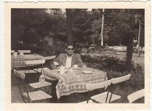 (F18576) Orig. Foto Heringsdorf, Mann sitzt im Gartenlokal, Kaffeetisch 1939