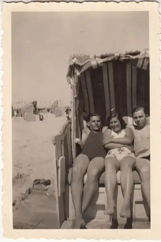 (F18575) Orig. Foto Heringsdorf, Personen sitzen im Strandkorb 1939