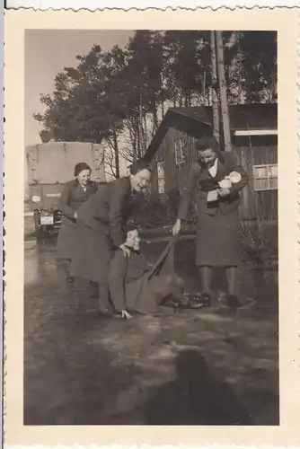 (F18572) Orig. Foto R.A.D.-Lager Karstädt (Prignitz), Frauen u. Lkw 1940