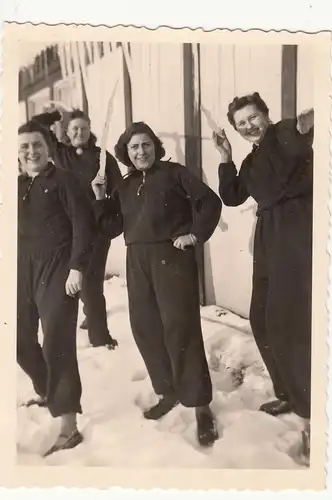 (F18567) Orig. Foto R.A.D.-Lager Karstädt (Prignitz), Frauen an Baracke 1940