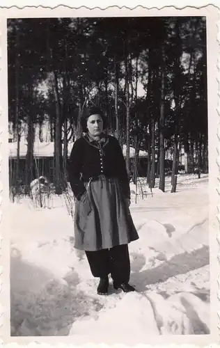 (F18551) Orig. Foto R.A.D.-Lager Karstädt (Prignitz), Frau bei der Baracke 1940