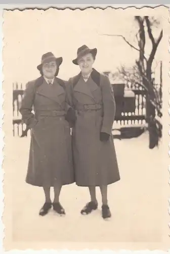 (F18542) Orig. Foto zwei Damen im Partnerlook, Winter 1940