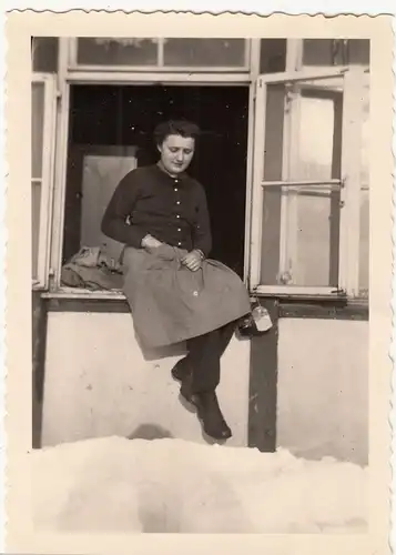 (F18539) Orig. Foto R.A.D.-Lager Karstädt (Prignitz), Frau im Fenster 1940