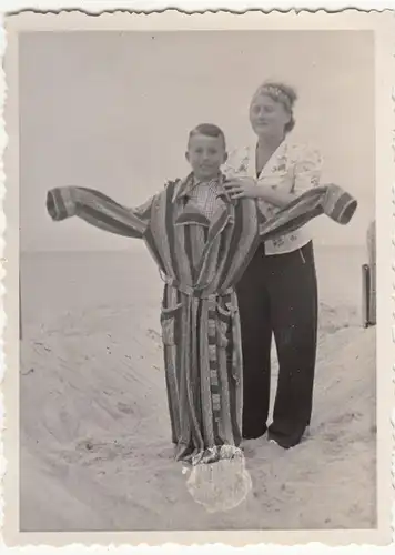 (F18508) Orig. Foto Dahme (Holstein), Junge im übergroßen Bademantel 1939