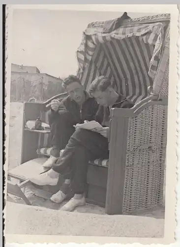 (F18505) Orig. Foto Dahme (Holstein), Männer (Brüder) im Strandkorb 1939