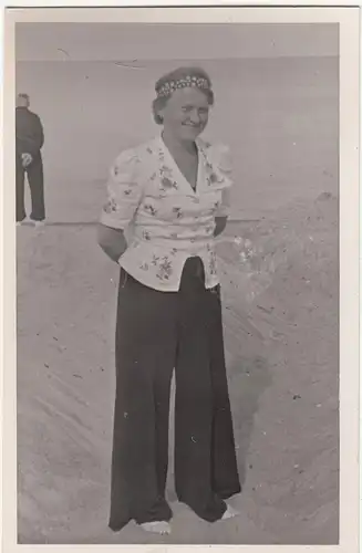 (F18504) Orig. Foto Dahme (Holstein), Frau am Strand 1939