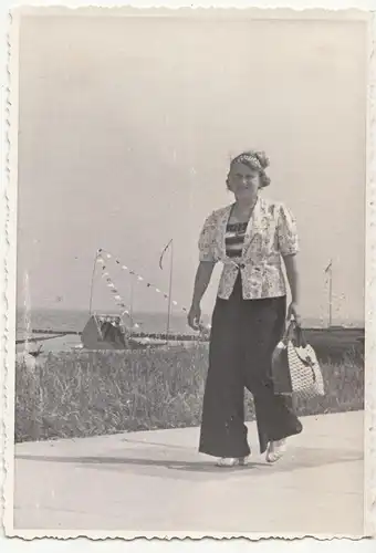 (F18485) Orig. Foto Dahme (Holstein), Frau auf Strandpromenade 1939