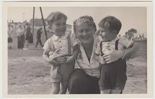 (F18481) Orig. Foto Kinderfest i. Dahme (Holstein) a. 24.7.1939, Frau m. 2 Jungs