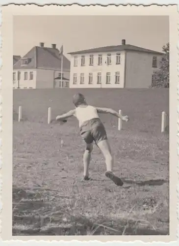 (F18475) Orig. Foto Kinderfest i. Dahme (Holstein) a. 24.7.1939, Ballweitwurf