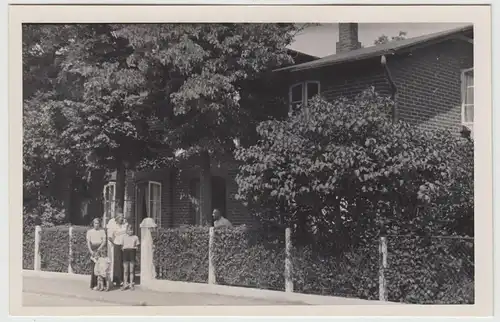 (F18467) Orig. Foto Dahme (Holstein), Personen am >Haus Christen< 1939