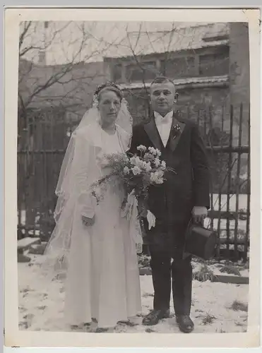 (F18465) Orig. Foto Hochzeitspaar im Winter vor dem Haus 1930er