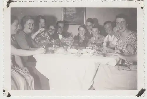 (F18464) Orig. Foto Personen am Tisch, Feier 1930er