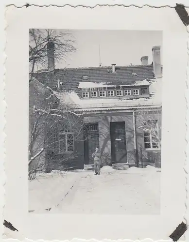 (F18455) Orig. Foto Mann vor einem Wohnhaus im Winter 1930er