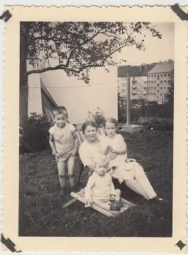 (F18440) Orig. Foto Frau u. Kinder hinter e. Wohnhaus i. Würzburg 1935