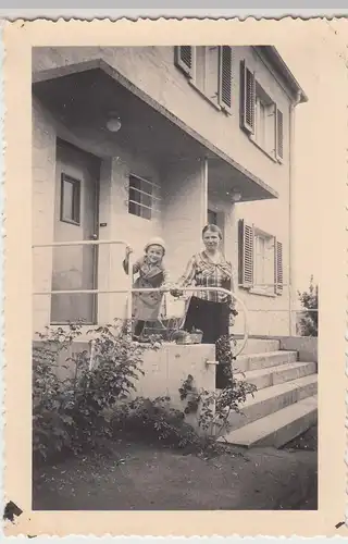 (F18439) Orig. Foto Frau u. Kind am Eingang eines Wohnhauses i. Würzburg 1935