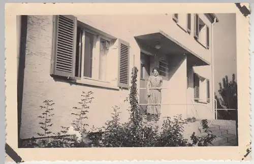 (F18438) Orig. Foto Frau am Eingang eines Wohnhauses i. Würzburg 1935