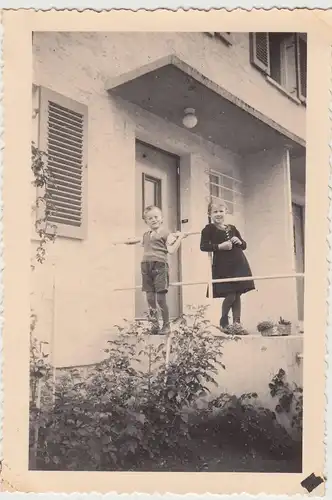 (F18437) Orig. Foto Kinder am Eingang eines Wohnhauses i. Würzburg 1935