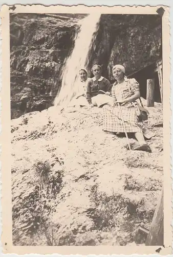 (F18416) Orig. Foto Chiemgau, Frauen am Staubfall 1935