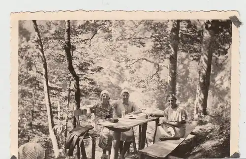 (F18414) Orig. Foto Chiemgau, Frauen sitzen am beim Staubfall 1935