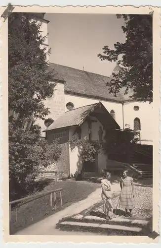 (F18406) Orig. Foto Siegsdorf, Frauen vor der Kirche Maria Eck 1935