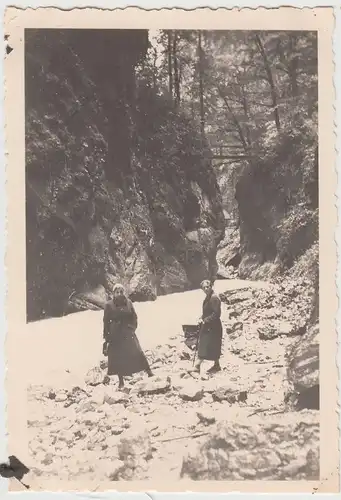 (F18392) Orig. Foto Garmisch, Frauen am Eingang der Partnachklamm 1935