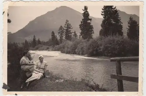 (F18385) Orig. Foto Frauen am Ufer der Traun bei Ruhpolding 1935