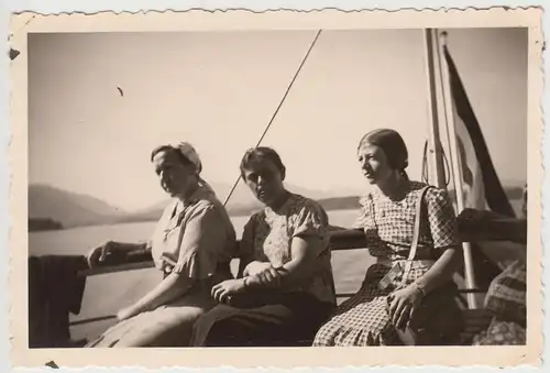 (F18382) Orig. Foto Chiemsee, Frauen auf dem Dampfer 1935