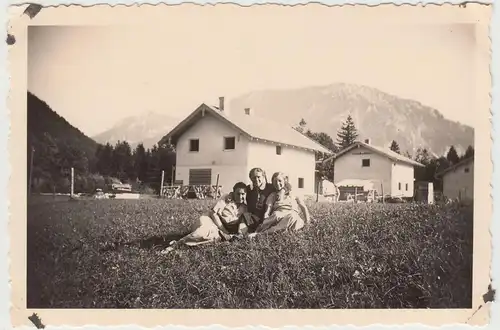 (F18376) Orig. Foto Ruhpolding, Frauen auf einer Wiese 1935