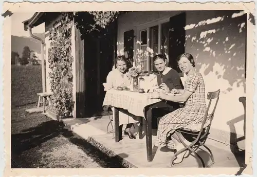 (F18371) Orig. Foto Ruhpolding, Frauen auf Terrasse einer Pension 1935