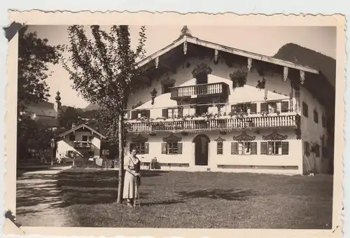 (F18361) Orig. Foto Ruhpolding, Frau vor einem Haus 1935