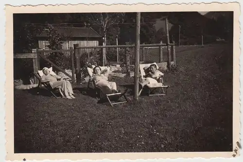 (F18350) Orig. Foto Ruhpolding, Frauen liegen in einem Garten, Liegestuhl 1935