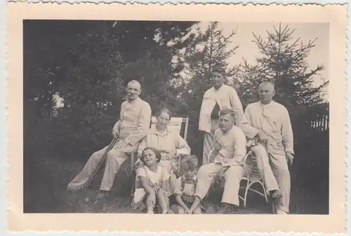 (F18339) Orig. Foto Personen im Garten 1935