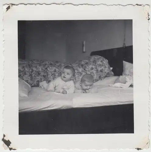 (F18338) Orig. Foto zwei Kleinkinder (Zwillinge) liegen auf dem Bett 1935