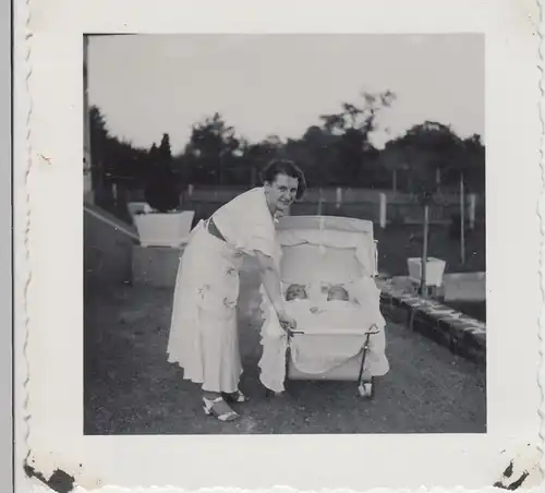 (F18337) Orig. Foto Frau mit Zwillings-Kinderwagen 1935