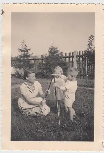 (F18334) Orig. Foto Kinder mit Fotostativ im Garten 1935