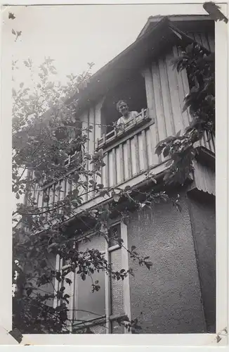 (F18333) Orig. Foto Ebersbrunn, Waldhaus 1935, Frau schaut aus Fenster